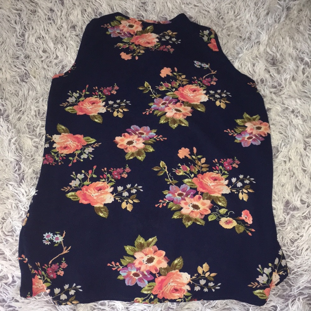 🦋3/$25 || Floral sleeveless shirt